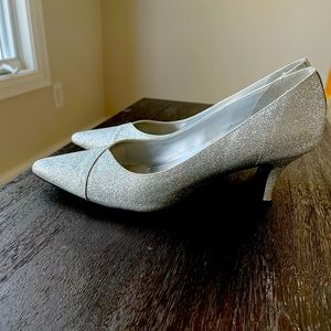 8.5 size women’s Easy Street Alive 5 classy silver glitter heels.